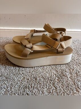 Teva Flatform Universal Platform Sandals Tan Beige Size 9